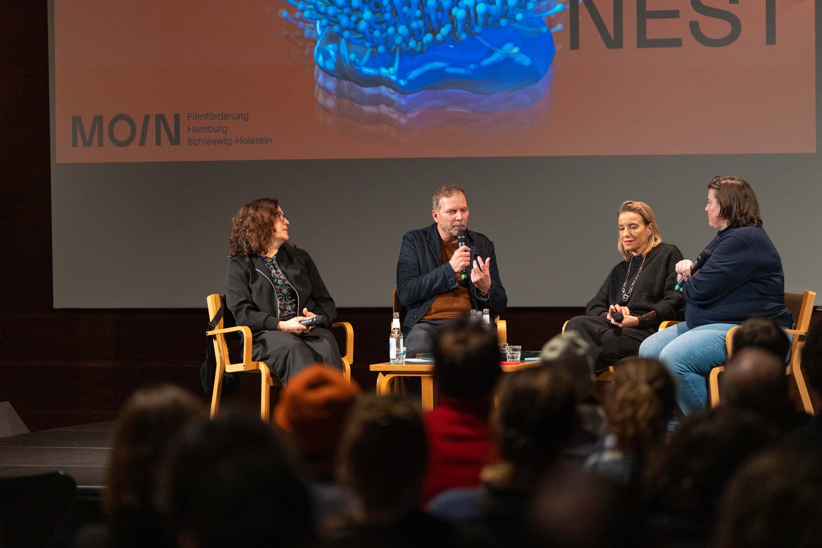 Auf der Bühne: Katrin Mersmann, Helge Albers und Nicola Jones von der MOIN Filmförderung mit Hamburger Produzentin Andrea Schütte | MOIN Filmförderung