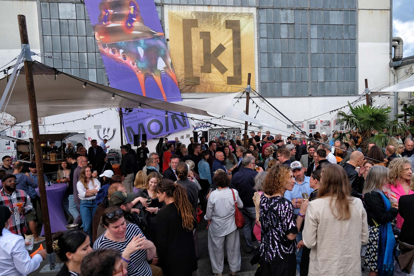 MOIN hat zum Mittsommerfest geladen - und alle waren dabei. Unter den rund 1000 Gästen auf Kampnagel: Deutscher Filmpreis-Gewinnerin Leonie Benesch, „Der Buchspazierer" Christoph Maria Herbst und das „Sløborn"-Team Aaron Hilmer und Emily Kusche. | MOIN Filmförderung